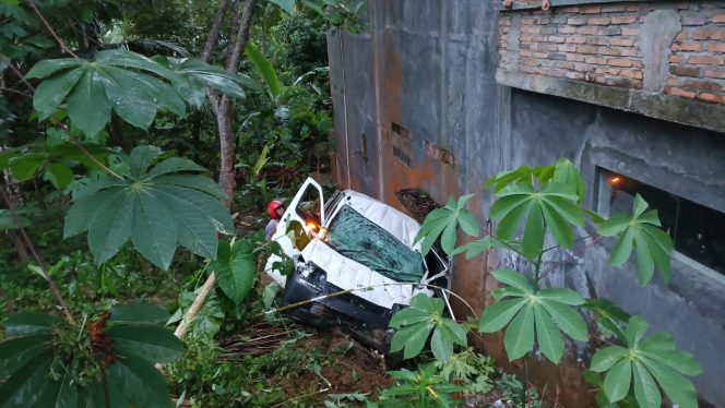 
 Mobil Pengantar Paket Terjun ke Pekarangan Warga di Wonogondo, Sopir Dilarikan ke RSUD Pacitan 