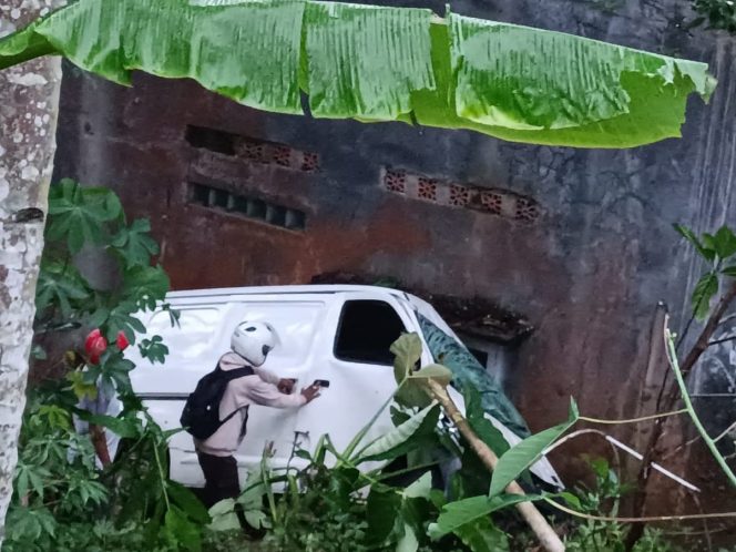 
 Diduga Lalai Saat Mendahului, Grand Max Tabrak Rumah Warga di Kebonagung