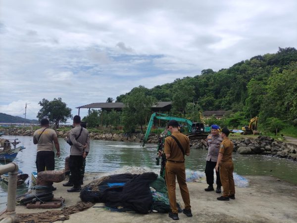 Keluhan Nelayan Dipenuhi, Pengerukan Sedimentasi di Pelabuhan Tamperan Resmi Dimulai