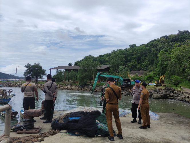 
 Keluhan Nelayan Dipenuhi, Pengerukan Sedimentasi di Pelabuhan Tamperan Resmi Dimulai
