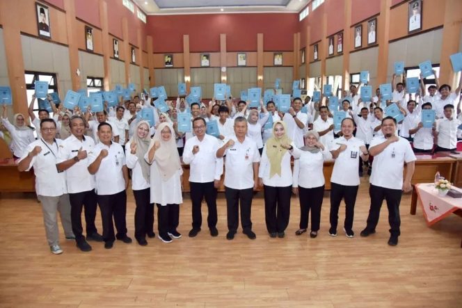 
 Pemkab Pacitan Serahkan SK kepada 2.307 PPPK Paruh Waktu, Bupati: Tetap Bekerja dengan Ikhlas