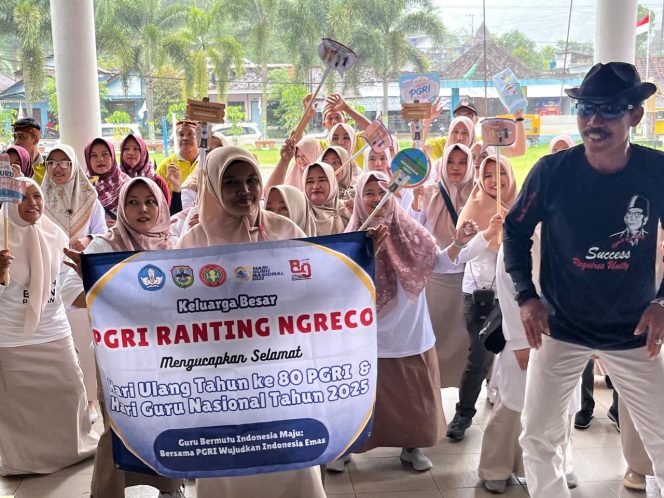 
 Jalan Santai dan Lomba Sambung Lagu Meriahkan HUT PGRI, HGN 2025 dan HUT ke-54 Korpri di Tegalombo