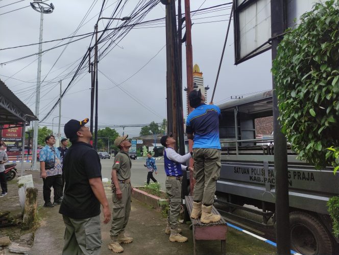 
 Tim Gabungan Tertibkan Baliho Kedaluwarsa di Jalur Protokol Kota Pacitan
