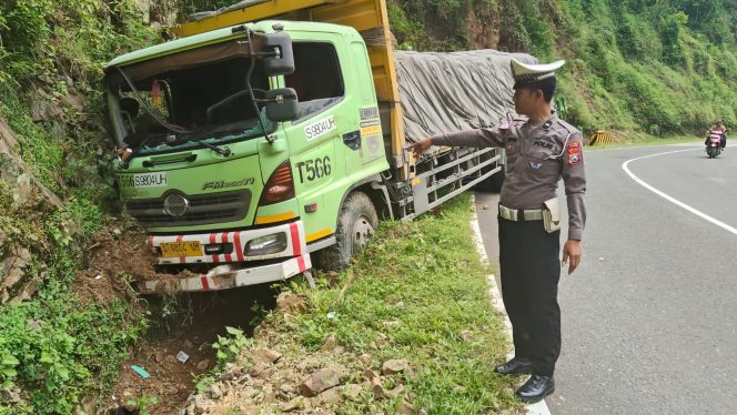 
 Sopir Mengantuk, Truk Hino Hantam Tebing di Jalur Tegalombo