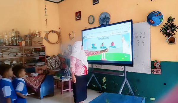 Sebagian Sekolah di Pacitan Belum Kebagian Smartboard, Distribusi Masih Berproses