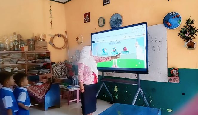 
 Sebagian Sekolah di Pacitan Belum Kebagian Smartboard, Distribusi Masih Berproses