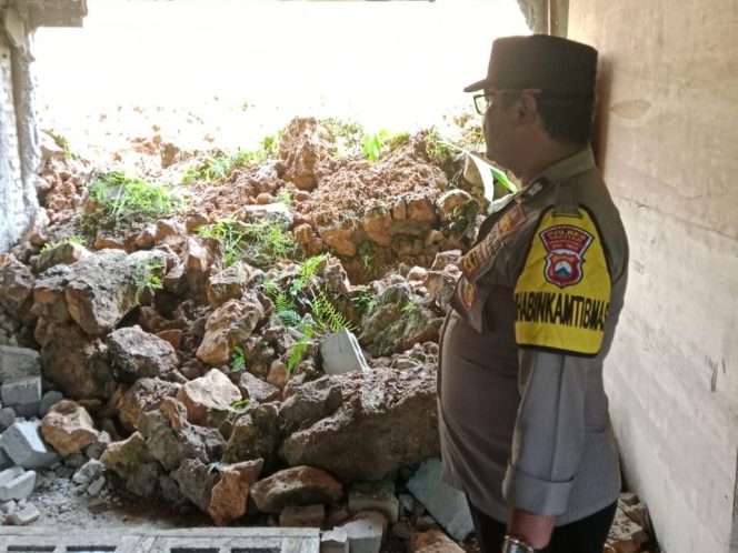 
 Hujan Deras Picu Longsor di Sudimoro, Dua Rumah Warga Alami Kerusakan