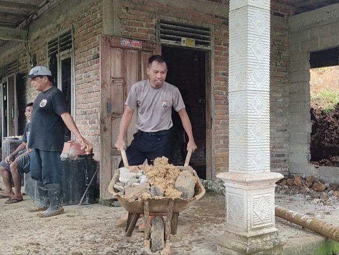 
 Sudimoro Dilanda Longsor, Warga dan Forkopimca Gotong Royong Perbaiki Kerusakan