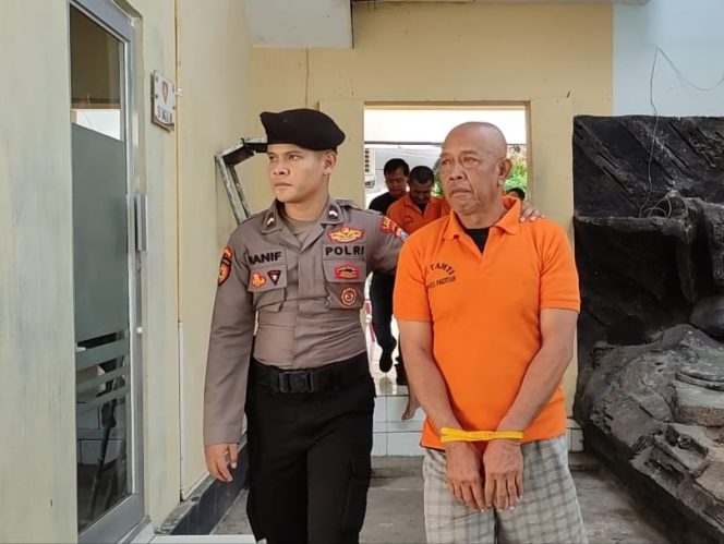 
 Modus Cek Fiktif Rp3 Miliar untuk Meyakinkan Calon Istri, Kakek 74 Tahun di Pacitan Ditahan Polisi