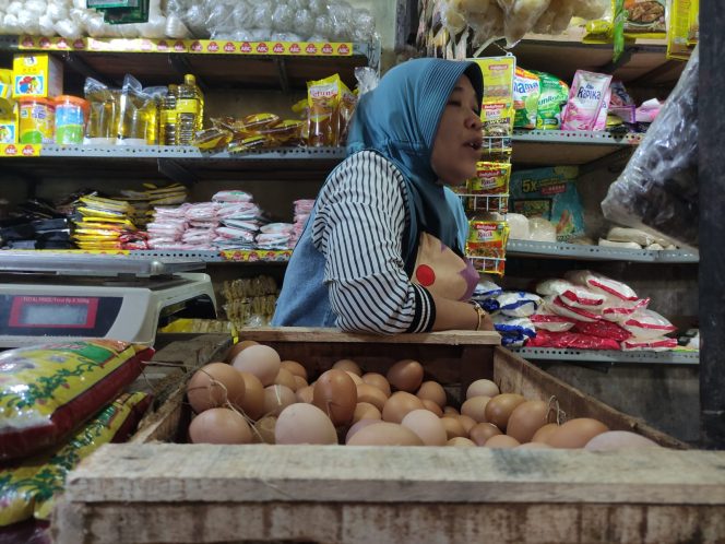 
 Menjelang Nataru Dan Dampak MBG Harga Telur di Pacitan Meroket Hingga Rp30 Ribu per Kilogram 