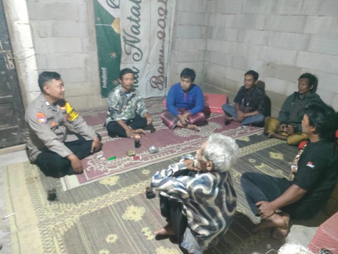 
 Bhabinkamtibmas Temani Korban Ledakan di Tegalombo Mengungsi