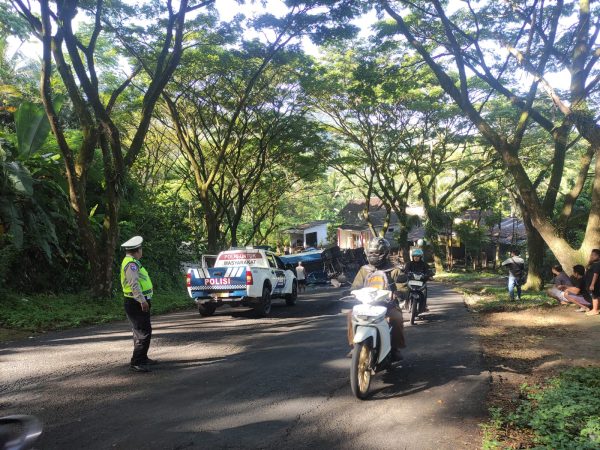 Gagal Nanjak, Truk Tangki BBM Terguling di JLS Kebonagung Pacitan