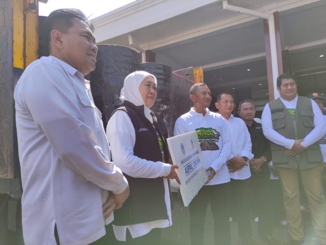 
 Separuh Jalan Kabupaten Pacitan Rusak, Pempro Jatim Turun Tangan Kirim 500 Drum Aspal