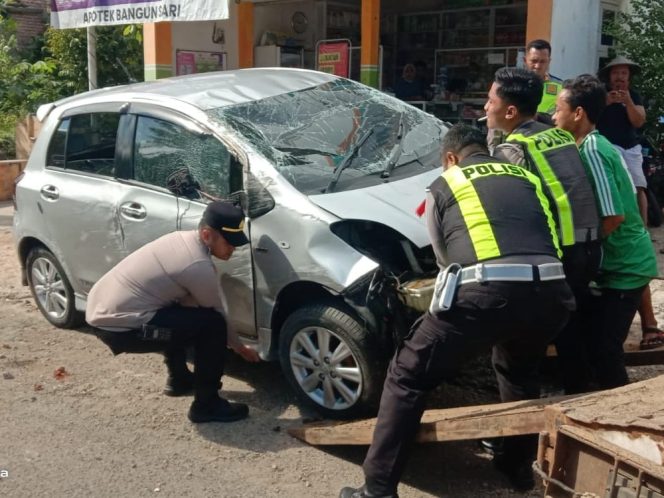 
 Diduga Sopir Ngantuk, Toyota Yaris Terbalik di Jalan Pacitan