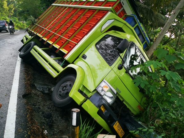 Diduga Sopir Mengantuk, Truk Muat Ayam Nyaris Terjun ke Jurang di Jalur Pacitan–Pringkuku