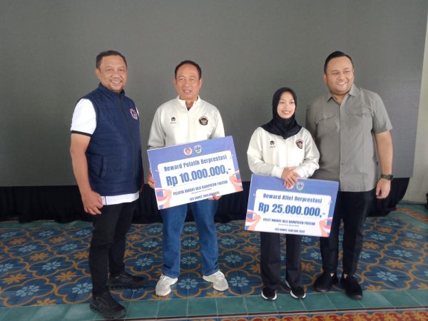 Atlet Angkat Besi Pacitan Luluk Diana Terima Bonus dari Pemkab Pacitan