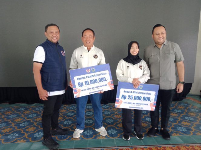 
 Atlet Angkat Besi Pacitan Luluk Diana Terima Bonus dari Pemkab Pacitan