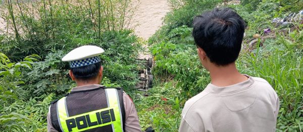 Pikap Jatuh ke Tepi Sungai Grindulu di Pacitan, Pengemudi Luka Ringan