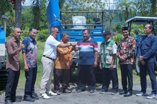 
 Kelompok Tani Pacitan Terima Bantuan Alsintan dari Kementan, DPRD Ingatkan Tak Disalahgunakan