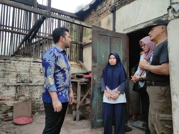 Wagub Jatim Emil Dardak Tinjau Rumah Warga Terdampak Gempa di Pacitan