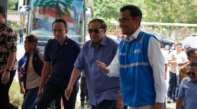 Presiden RI ke-6 Susilo Bambang Yudhoyono (tengah) didampingi jajaran PLN Nusantara Power saat tiba dan meninjau fasilitas PLTU Pacitan (Foto:Lensa Pacitan) 