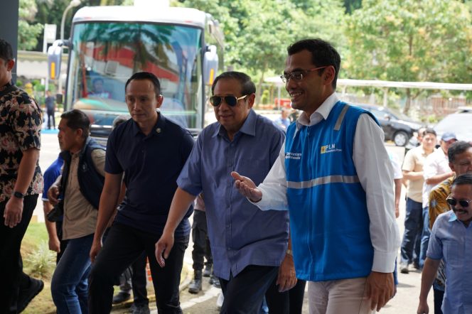 
 Presiden RI ke-6 Susilo Bambang Yudhoyono (tengah) didampingi jajaran PLN Nusantara Power saat tiba dan meninjau fasilitas PLTU Pacitan (Foto:Lensa Pacitan) 