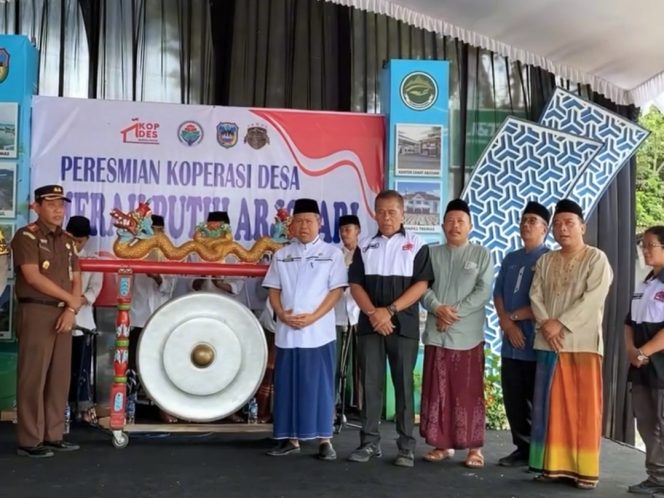 
 Resmikan Kopdes Merah Putih Desa Arjosari, Tolong Dikelola yang Benar