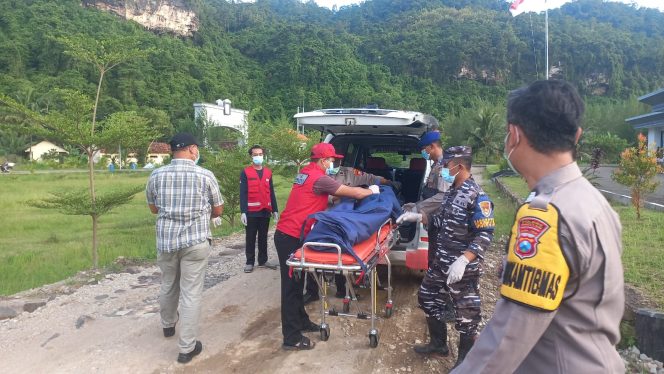 
 Mayat Pria Tanpa Identitas Ditemukan di Tepi Sungai Grindulu Pacitan