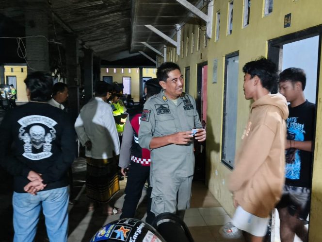 
 Razia Ramadan, Petugas Gabungan Periksa Enam Rumah Kos di Pacitan. ditemukan 4 penghuni tak Ber KTP