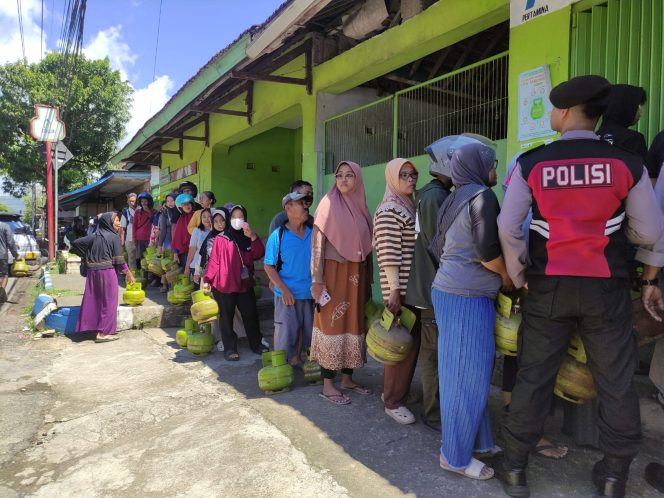 
 Kelangkaan LPG 3 Kg di Pacitan Berlanjut, Antrean Panjang Mengular di Pangkalan