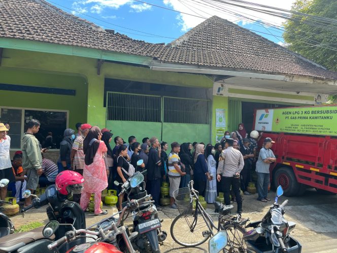 
 Polisi Amankan Antrean LPG 3 Kg di Pacitan, Antisipasi Rebutan Gas Melon