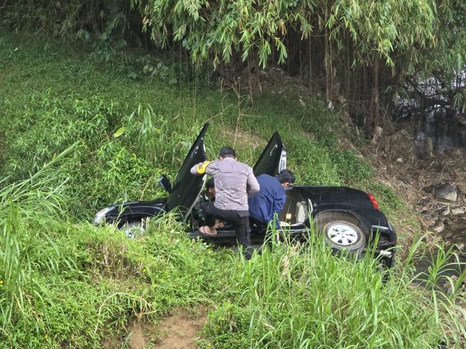 
 Diduga Ngantuk, Avanza Tabrak Motor lalu Terjun ke Sungai di Arjosari