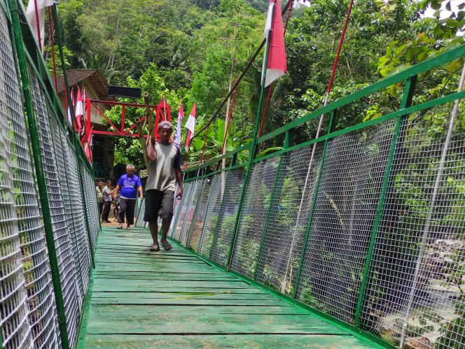 
 Jembatan Harapan di Sungai Kalisat