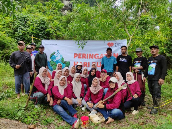 Peringati Hari Bumi 2026, Warga Kiteran Tanam Ratusan Pohon Demi Selamatkan Sumber Air