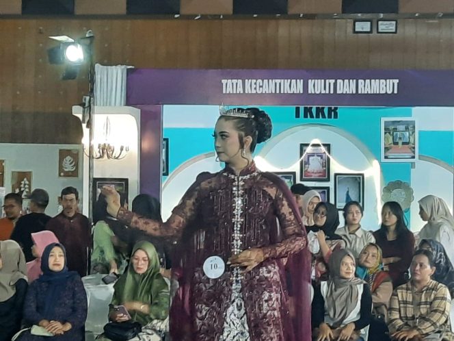 
 Modern Bridal Make Up Jadi Panggung Unjuk Skill Lulusan TKKR SMKN 1 Pacitan