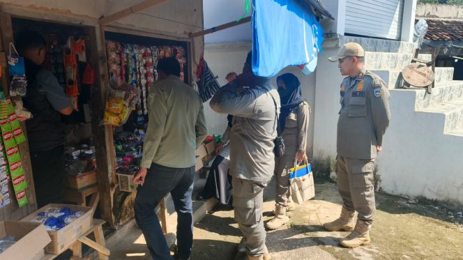 
 Operasi Pasar di Sudimoro, Satpol PP Pacitan Temukan Rokok Tanpa Cukai
