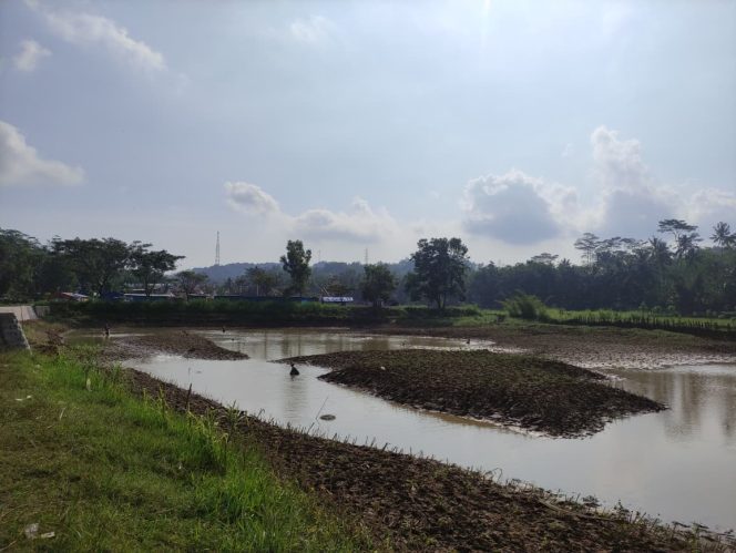 
 Air Telaga Kembeng Surut, Warga Ketro, Pacitan Berburu Ikan Nila