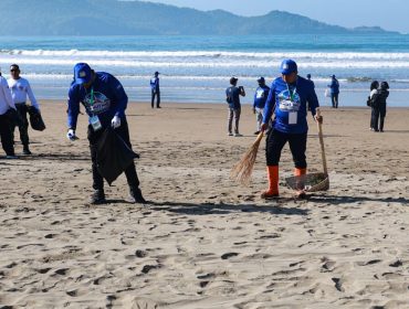 Aksi bersih pantai oleh peserta Gerakan Langit Biru Indonesia Asri sebagai upaya menjaga kebersihan lingkungan pesisir