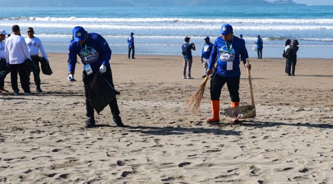 Aksi bersih pantai oleh peserta Gerakan Langit Biru Indonesia Asri sebagai upaya menjaga kebersihan lingkungan pesisir