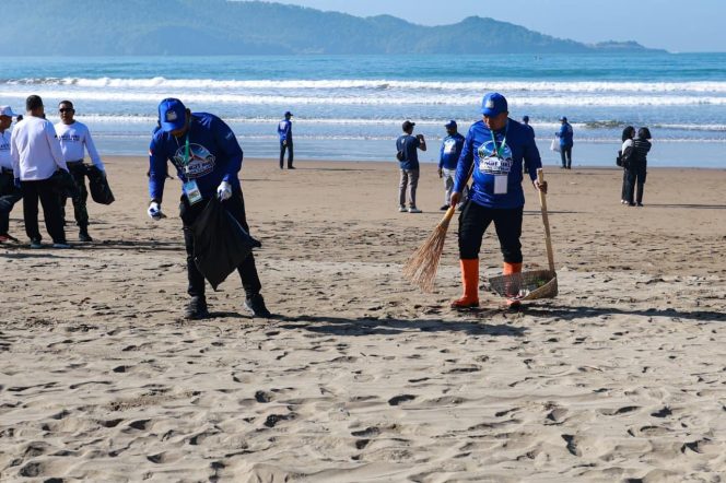 
 Aksi bersih pantai oleh peserta Gerakan Langit Biru Indonesia Asri sebagai upaya menjaga kebersihan lingkungan pesisir